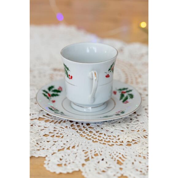 Porcelain Christmas Holly & Berries Gold Trim Teacup and Saucer Set - Picture 7 of 8